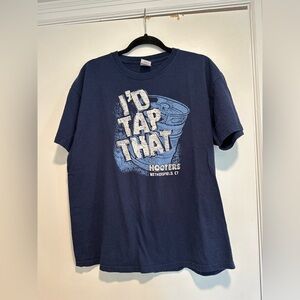 Vintage Hooters “I’d Tap That” Mens Large Blue Distressed Keg Graphic Tee.